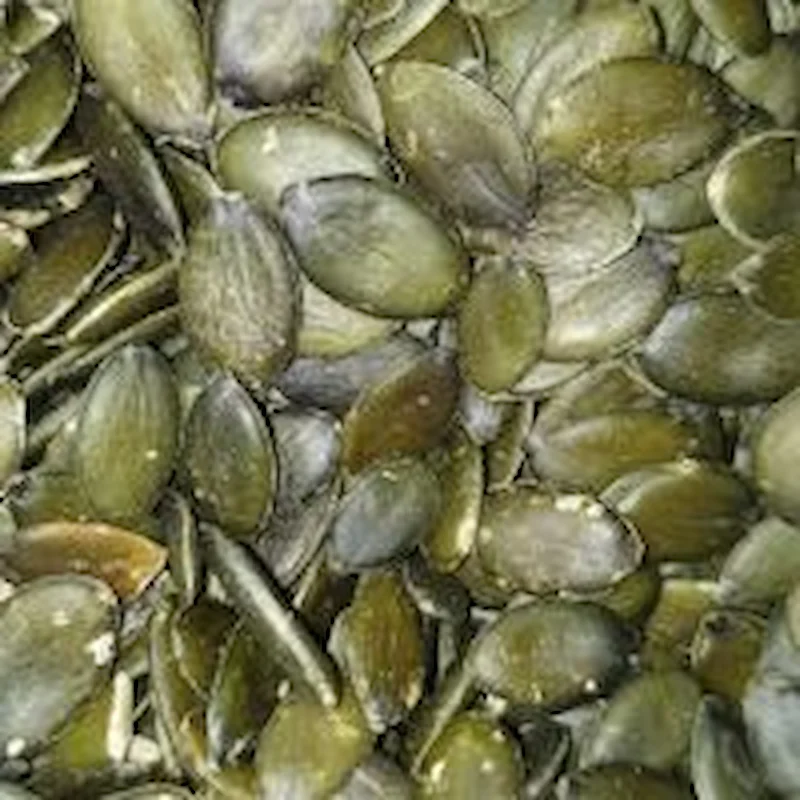 Gros plan sur des Graines de courge décortiquées vertes et croquantes de la marque NOIX DE LUXE.