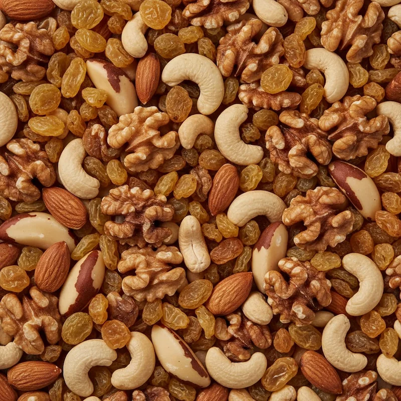 Vue rapprochée du Mélange Énergie Premium NOIX DE LUXE montrant les amandes, noix de cajou, cerneaux de noix, noix du Brésil, graines de courge et raisins secs.